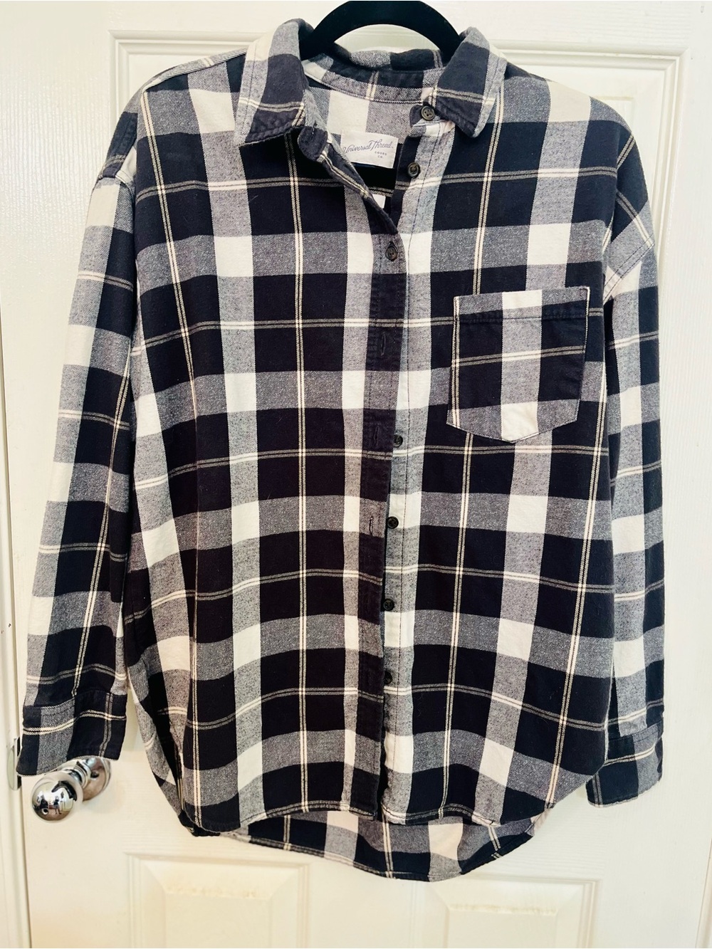 A Universal Thread Black White Buffalo Plaid Flannel Shirt Oversized Small EUC